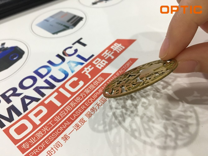 Muestra de m&aacute;quina de corte l&aacute;ser dorado (8)